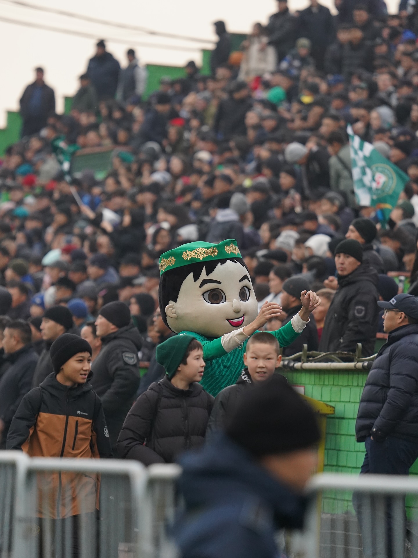 Мемлекет басшысының тапсырмаларын орындау мақсатында «Елімай» футбол клубы елімізде алғашқы болып трансформациядан өтіп, ашықтық, айқындық және жанкүйерлердің қатысуы қағидаттарына негізделген жаңа форматтағы акционерлік қоғамға айналды.

Қазіргі таңда клубтың акциялары шығарылып, әрбір адам жанкүйер футболдың тарихи отанында оның дамуына үлес қоса отырып, клубтың тең иегері бола алады.

«Елімай» акцияларына қоғам қайраткерлері, белгілі спортшылар мен танымал тұлғалар қызығушылық танытып отыр. Акционерлердің арасында жанкүйерлік қозғалыстың ардагері Саясат Сәрсенбинов, клубтың бас бапкері Андрей Карпович, «Жылдың lifestyle және TikTok блогері» атағына ие болған Лаура Еркебұлан және басқа да танымал жандар бар.

Клубтың акцияларын сатып алу иелеріне көптеген мүмкіндіктер ашады — «Елімайдың» барлық өз алаңындағы ойындарына жылдық абонементтен бастап, клубтың болашағына әсер ететін маңызды шешімдерді қабылдауға қатысуға дейін. Басқаша айтқанда, акция сатып алу арқылы сіз автоматты түрде барлық өз алаңындағы ойындарға, соның ішінде УЕФА Конференциялар лигасына да қатысу құқығына ие боласыз!

Акция сатып алуға өтінімді Елімайдың ресмисайтында беруге болады.

Акция құны - 20 000 басталады, сатып алу саны шексіз.

Өзіңіздің мүмкіндігіңізді жіберіп алмаңыз — «Елімай» отбасына қосылыңыз!