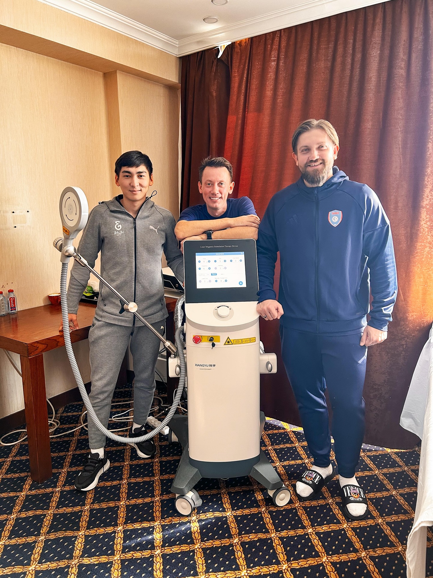 Клубымыздың дәрігері Даулет Кенжебаев тәжірибесін арттыру мақсатында Әзірбайжан жоғары лигасының үздік командасы “Туран Товуз” клубында тағылымдамадан өтуде.
Қазіргі таңда ол белгілі маман Семейлік Александр Корниловтың жеке қабылдауында болып, спорттық медицинаның заманауи бағыттарын меңгеріп жатыр. Еурокубокке жолдама алған алғашқы Әзірбайжандық клубты қазіргі таңда аты аңызға айналған Құрбан Бердыев баптайды. Апталық тағылымдама барысында Даулет Кенжебаев:
- Физиотерапиялық емдеу
- Реабилитация
- Негізгі медициналық көмек
- Жарақат пен аурулардың алдын алу бағыттарында білімін тереңдетіп, тәжірибесін толықтыруда.
Бұл тағылымдама біздің медициналық штабтың кәсіби деңгейін одан әрі арттырып, футболшыларымыздың саулығын сақтау ісіне зор үлес қосады деп сенеміз
@fc_elimai