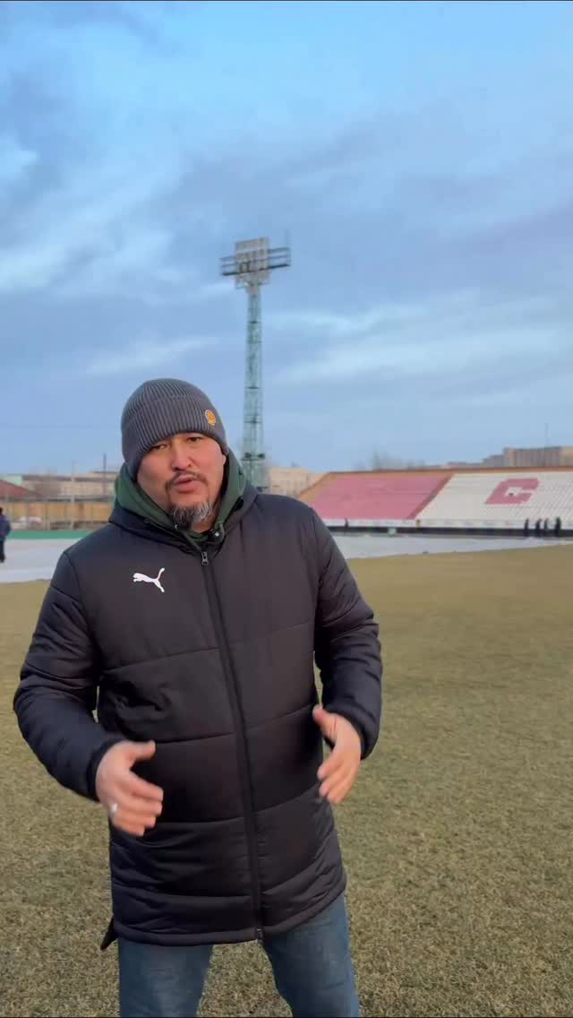 Елімай футбол орталығының тәрбиеленушілерімен бірге жасыл алаңды қысқы мерзімге дайындап, арнайы жабындымен жауып қойдық.

Бұл келесі футбол маусымына дейін табиғи шөптің сапасын сақтап қалудың ең маңызды қадамдарының бірі.
Біздің стадион талай естеліктерге толы, талай қуаныш пен жеңістің куәсі болған алаң.
Алдағы маусымда да сол жайқалған көгалда қайта қауышамыз деп сенеміз.
Естелікке толы стадионда жүздескенше!

@fc_elimai