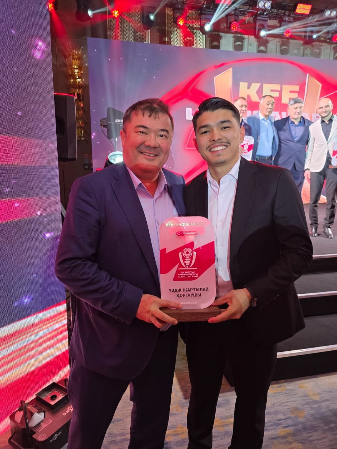 Елімай КеАҚ директорлар кеңесінің мүшесі Асқар Еркінұлы мен - үздік жартылай қорғаушы Ғалымжан Кенжебек!
@fc_elimai