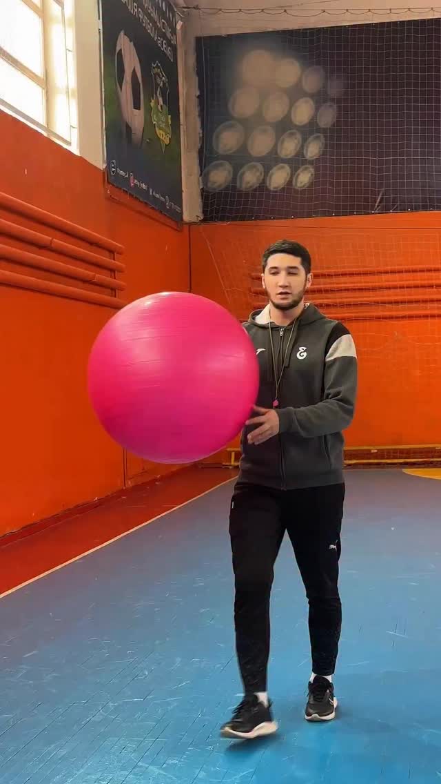 Елімай футбол орталығы биыл ерекше бейімді балаларға арналған маңызды жобаны іске қосты.
Бүгінде 30-ға жуық бала кәсіби футболмен тұрақты түрде жаттығып жүр.
Аптасына екі рет өтетін жаттығулар Спартак стадионының спорт залында ұйымдастырылады. Әрбір жаттығу тек спорт емес, сенім, жігер және үлкен арманға жасалған қадам.
Елімаймен бірге әрбір бала өз мүмкіндігін ашып, болашағына нық қадам басуда. Біз футбол арқылы өмірді өзгертеміз!