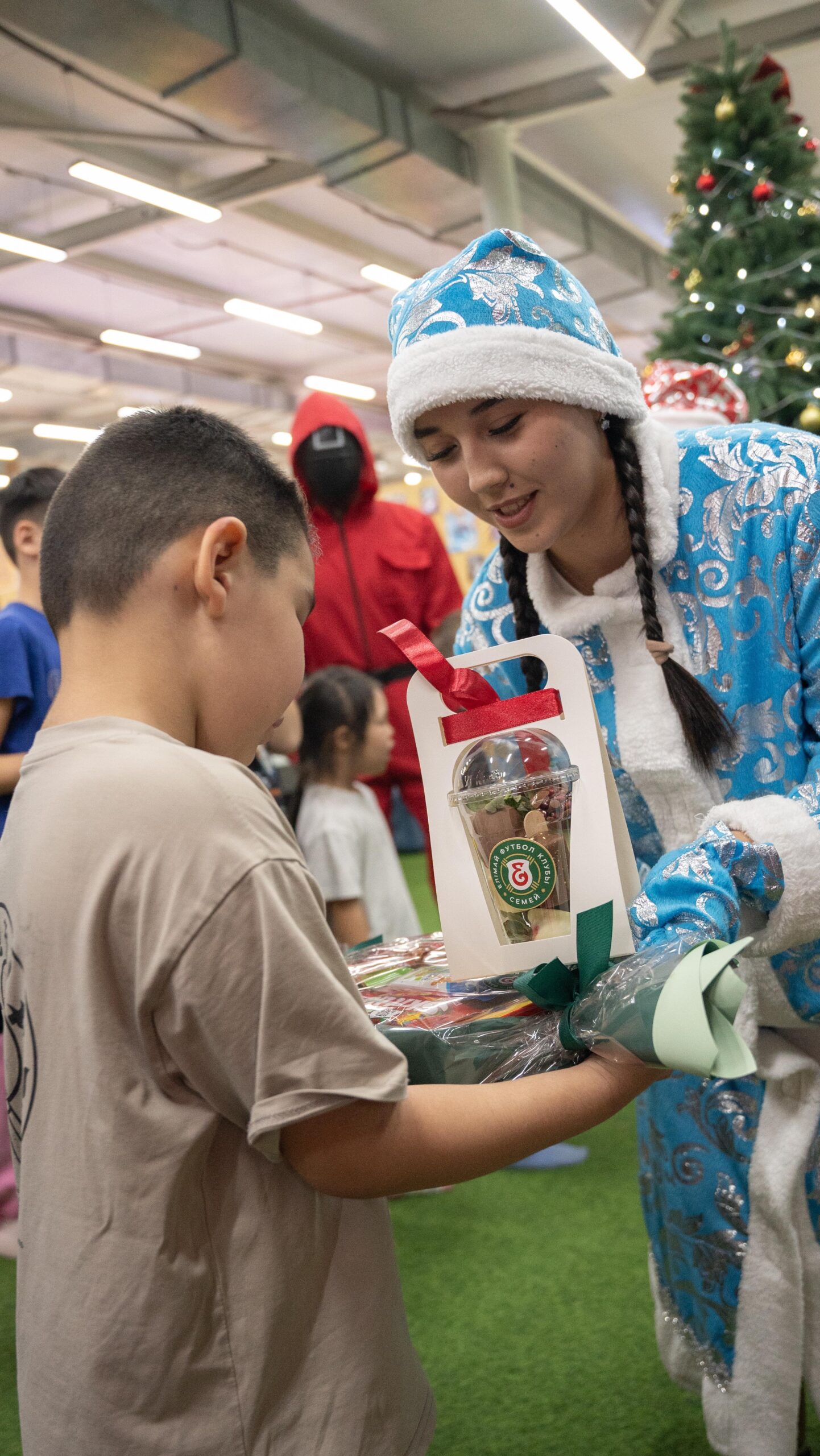 Жаңа жылдық мереке – жүрекке жылу сыйлаған күн!
Asima сауда орталығында Елімай футбол орталығының ерекше балаларға арналған тобы үшін жарқын да көңілді жаңа жылдық мереке өтті.
30 тәрбиеленушіміз ата-аналарымен бірге мерекелік атмосфераны сезініп, Елімай орталығының бапкерлік құрамымен бірге жаңа жылдың шаттығын бөлісті.
Күлкі, қуаныш пен мейірімге толы бұл күн балалар үшін ерекше есте қаларлық болды. Елімай футбол орталығы атынан әрбір бүлдіршінге мерекелік сыйлықтар табысталып, балалық қуанышқа тағы бір себеп сыйладық.
Біз үшін әр баланың қуанышы – ең үлкен жеңіс.
Жаңа жыл баршаңызға денсаулық, бақыт және жаңа жетістіктер әкелсін!
@fc_elimai