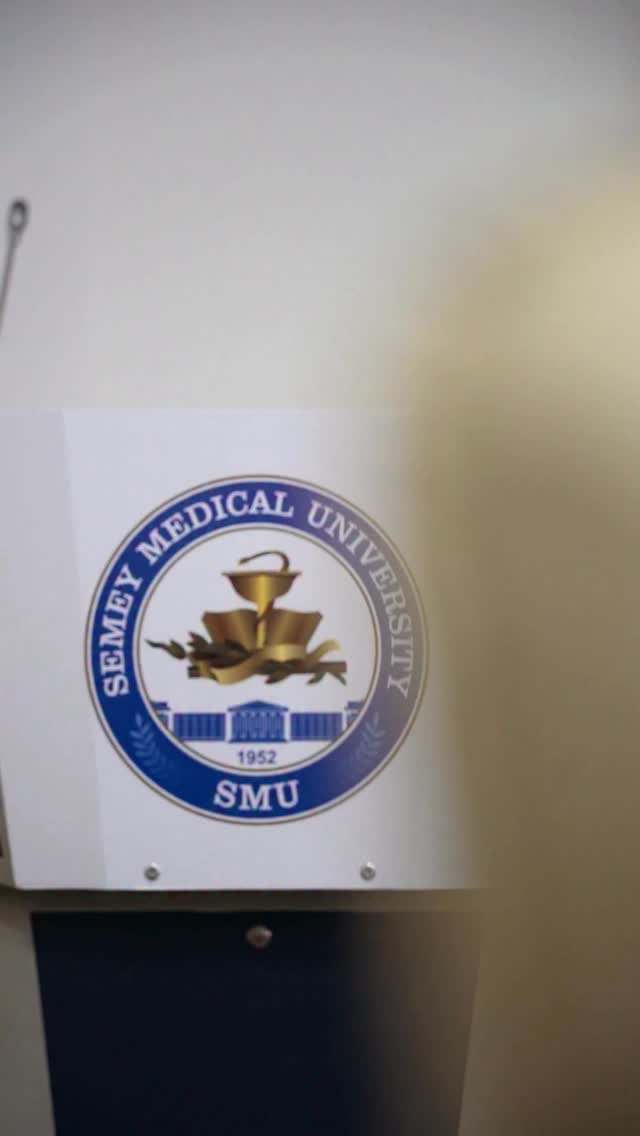 Семей Медицина университетінде оқу орны басшылығының, кафедралар меңгерушілерінің, «Елімай» футбол клубы әкімшілігі мен дәрігер-мамандарының, «Алтай» (Өскемен), «Ертіс» (Павлодар) футбол клубтарының дәрігерлерінің қатысуымен спорттық медицинаның дамуына арналған дөңгелек үстел өтті.
Жиын барысында спорттық медицинаның даму деңгейі қазіргі қажеттіліктерге сай емес екені айтылды. Оның ішінде қатысушылар мамандар тапшылығы мәселесі өте өзекті болып тұрғанын тілге тиек етті. «Елімай» футбол клубының директоры Федор Симиниди команданың балалар мен жасөспірімдер жаттығатын бірнеше базасында небәрі 5-6 маман қызмет көрсетіп жүргенін атап өтті. Өз кезегінде қазір Әзірбайжанның «Тұран» клубында жұмыс істеп жүрген белгілі спорттық дәрігер Александр Корнилов бұл мәселені спорттық медицинасы жақсы дамыған көршілес мемлекеттердің тәжірибесіне сүйене отырып осы саланың мамандарын даярлау мәселені шешуге мүмкіндік береді деген ойын жеткізді.
Өз кезегінде университет басшысы Алтай Дюсупов кардиология, травматология және ортопедия, балалар хирургиясы, жалпы хирургия, урология және андрология, физикалық медицина және реабилитация мамандықтары бойынша оқу орнының резидентурасын тәмамдаған мамандардың арнайы үш айлық даярлық курсын оқып спорттық медицина саласы маманының сертификатын алуға мүмкіндігі барын атап өтті. Мұнымен қатар, жоғарыда аталған 2014 жылға дейін интернатураны (ординатураны) бітірген мамандардың резидентураны оқымай-ақ осы курсты оқуларына болатынын жеткізді.
Жиын соңында 2026 жылы ақпан айында Семей медицина университетінде дәрігер мамандарды спорттық дәрігер мамандығына сертификаттау курсын өткізе бастау жоспарланып отырғаны айтылды. Дөңгелек үстелге қатысушы тараптар спорттық медицина саласы мамандарын даярлауды дамытуға бағытталған жұмыстарды бірлесіп жүзеге асыруға келісті.
@fc_elimai