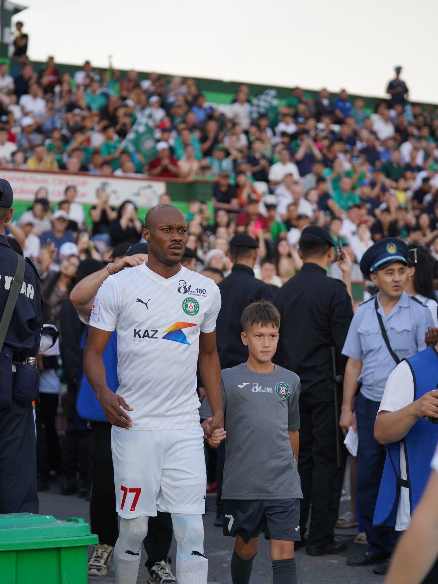 Элож Меме Фессу Плакка – бізбен бірге! 

🇹🇬31 жастағы тәжірибелі шабуылшы, Того ұлттық құрамасының ойыншысы Фессу Меме Плакка «Елімаймен» келісімшартын ұзартты! 

Швейцария, Бельгия, Корея және БАӘ біріншіліктерінде өнер көрсеткен тәжірибелі футболшы 2025 маусымында семейлік клубтың намысын абыроймен қорғап, 2059 минутта 11 гол және 4 нәтижелі пас тіркеді 

Алда – жаңа маусым, жаңа мақсаттар және Конференциялар лигасында биік белестер!

Фессу, «Елімай» сапында тағы да жарқырай бер! 

Жаңа маусымға сәттілік тілейміз! 💪

@fc_elimai