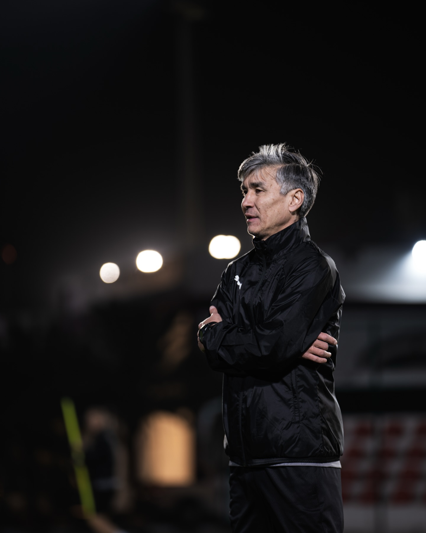 Асхат Жетпісбекұлы Қадыркұлов «Елімай» футбол клубының бапкерлік құрамына қосылды
Кәсіпқой футболда мол тәжірибе жинаған, ел футболына еңбегі сіңген маман бүгінде «Елімай» командасымен бірге жаттығу жұмыстарын жүргізіп жатыр. Ойыншы ретінде «Қайрат», «Шахтер», «ЦСКА» Мәскеу, «Жетісу» клубтарында өнер көрсетіп, Қазақстан ұлттық құрамасының намысын қорғаған Асхат Қадыркұлов енді өз білімі мен тәжірибесін ойыншылардың дамуына арнамақ.
Бапкерлік жолында да бірнеше клубта жемісті еңбек еткен маманның «Елімай» сапындағы жұмысы команда дайындығына оң әсерін тигізеді деп сенеміз.
Қош келдіңіз, Асхат Жетпісбекұлы! «Елімаймен» бірге жаңа белестерді бағындырайық!