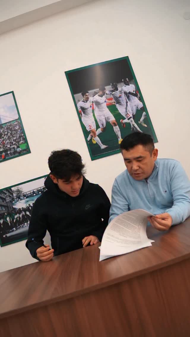 Семей футболының тәрбиеленушісі Алижан Байғалиев «Елімай» футбол клубының негізгі құрамының ойыншысы атанды!
2007 жылғы талантты футболшы өткен маусымды «Елімай М» сапында өткізіп, командасымен бірге Екінші лиганың қола жүлдегері атанды
Маусым барысында:
➡️ 13 ойын
⚽ 3 гол
🎯 3 нәтижелі пас
Жас болса да, алаңда мінезін көрсетіп, командасын жеңіске жетелеуге үлкен үлес қосты.
Алда әлі талай биік белестер бар! Алижанға сәттілік тілейміз!
@fc_elimai