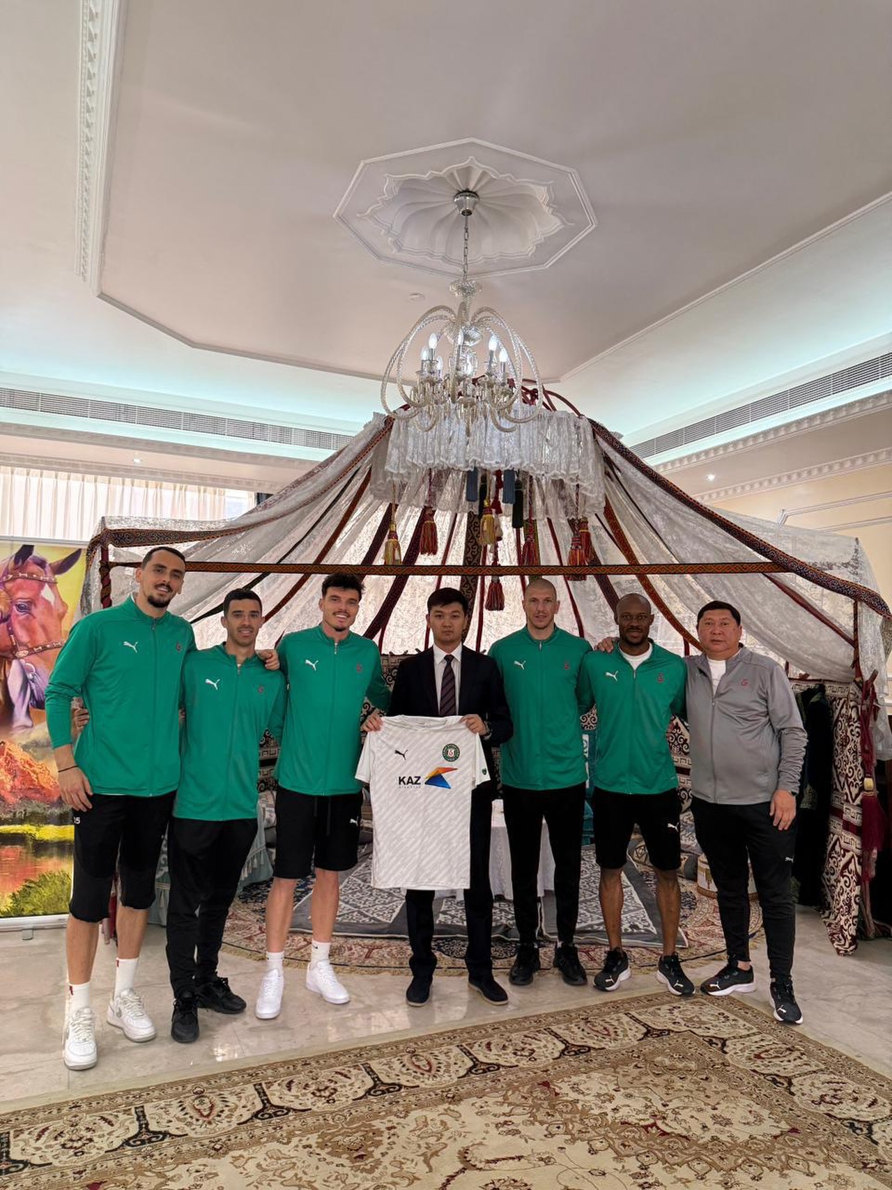 Елімай футбол клубының БАӘ еліндегі оқу жаттығу жиыны барысында командамызға қосылған бірқатар шетелдік ойыншылардың жұмыс визасын рәсімдеуге қолдау көрсеткені үшін  Казақстан Республикасының Дубай қаласындағы Бас консулдығының консулы қызметкері Аманбек Әлнұр мырзаға шынайы алғысымызды білдіреміз.

Сіздің кәсіби көмегіңіз бен жан-жақты қолдауыңыздың арқасында ойыншыларымыз оқу-жаттығу процесіне уақытылы қосылып, маусымға дайындықтарын жоғары деңгейде жалғастыруда.

Құрметпен, «Елімай» футбол клубы

@fc_elimai