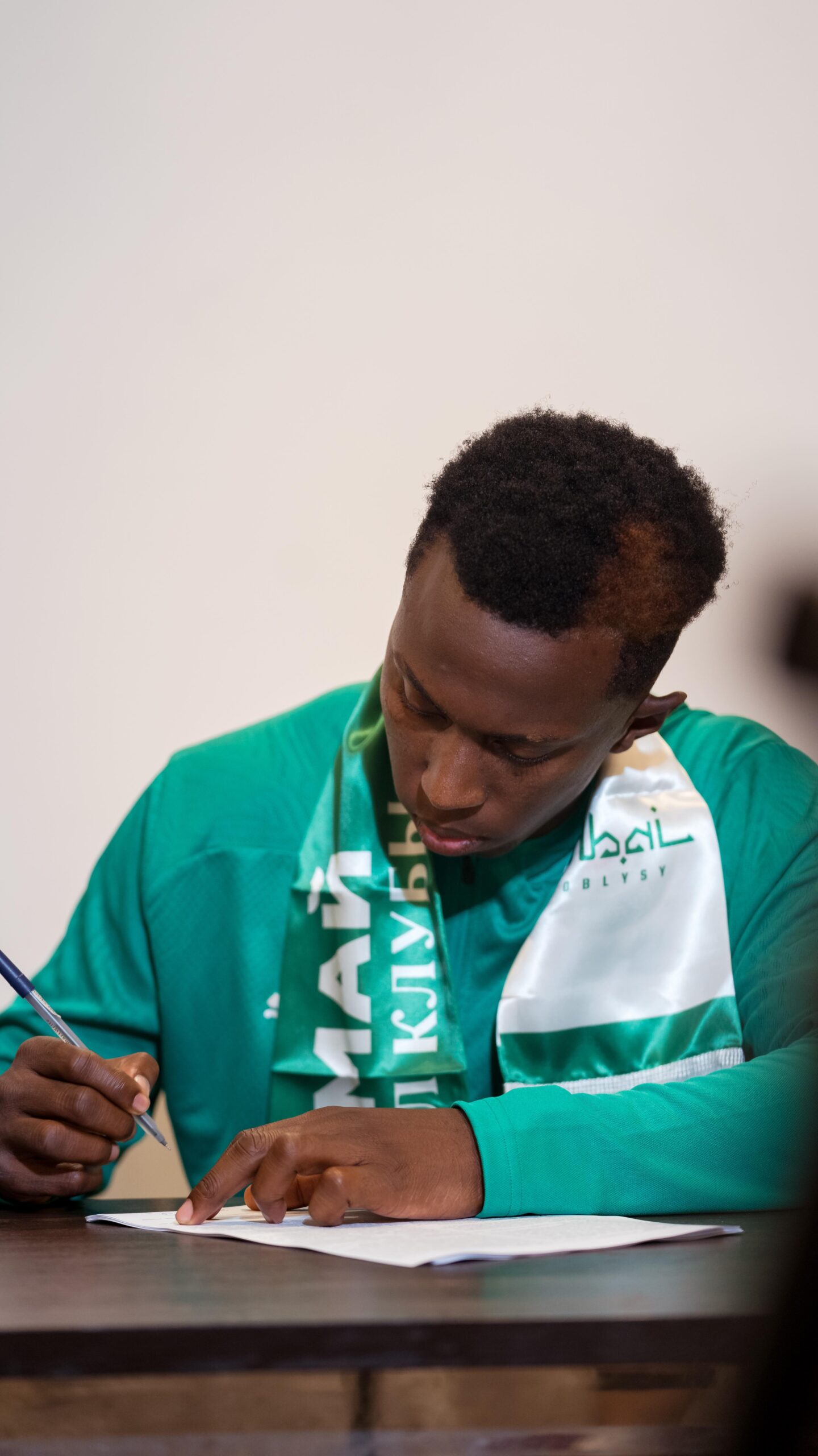 Дубан Паласио Елімай сапында!
🇨🇴 Колумбиялық шабуылшы Дубан Фелипе Паласио Москера 1997 жылы 16 наурыз, Колумбияның Эль-Багре қаласында дүниеге келді. Бүгін Семейлік Елімай футбол клубының қатарына ресми түрде қосылды!
🇨🇴 28 жаста
📏 Бойы: 1,79
🎯 Лақап аты: «Фрейлехон»
⚽ Кәсіби дебюті: 2016 жыл, «Хагуарес де Кордоба» сапында өтті
Бұған дейін Боливияның Жоғарғы дивизионында «Насьональ Потоси» клубында өнер көрсетіп өткен маусымда 36 ресми ойында 7 гол авторы атанды.
Жылдамдығы мен шабуылдағы белсенді ойынымен ерекшеленетін ойыншы енді «Елімайдың» шабуыл шебін күшейтеді.
Қош келдің, Дубан!