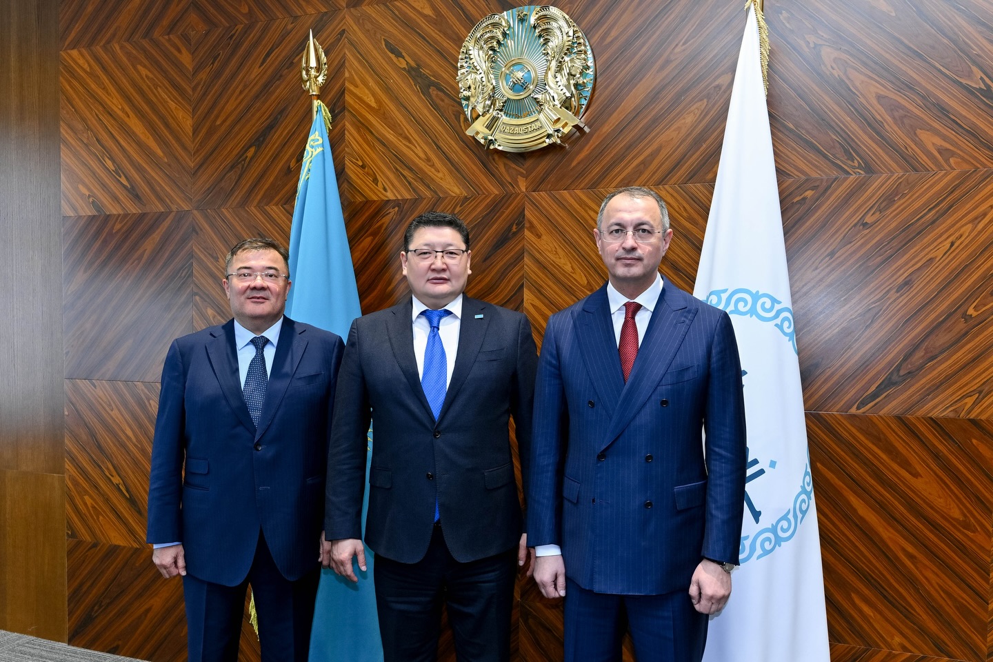 🤝KAZ Minerals Тобы «Елімай» футбол клубының негізгі серіктесі атанды
Мемлекет басшысы Қасым-Жомарт Кемелұлы Тоқаевтың Қазақстанда футболды дамыту жөніндегі тапсырмасы аясында облыс әкімі Берік Уәли KAZ Minerals Тобының басшылығы және «Елімай» футбол клубының өкілдерімен кездесті.
Кездесу барысында өңірдің спорттық инфрақұрылымын дамыту мәселелері, сондай-ақ, 2026 жылғы маусымда облыс атынан UEFA Конференциялар лигасына қатысатын «Елімай» футбол клубының алдағы даму болашағы талқыланды.
⚽️Кездесуге қатысушылар кәсіби спортты дамытудың мемлекет пен бизнестің серіктестігіне негізделген, клубтардың ұзақ мерзімді тұрақтылығын қамтамасыз ететін неғұрлым теңгерімді үлгісіне көшу маңызды екенін атап өтті. Бұл тәсіл Президент айқындаған спорт саласындағы жалпыұлттық басымдықтарға сәйкес келеді.
Кездесу барысында инфрақұрылымдық базаны дамытуға, жас футболшыларды даярлауға және алдағы маусымдарда клубтың жүйелі жұмыс істеуіне қажетті жағдайлар жасауға ерекше назар аударылды.
➡️Аймақ басшысы мемлекет тарапынан өңірде футболды дамытуға қолдау көрсету жалғасатынын атап өтті.
KAZ Minerals Тобы клубтың қызметін ұйымдастыруға, соның ішінде клуб командаларының Қазақстан Республикасының ішкі жарыстарына және Еурокубоктарға қатысуын қамтамасыз етуге қатысты міндеттемелерін растады.
💬Кездесу қорытындысы бойынша тараптар футболды және өңірдің спорттық инфрақұрылымын дамытуға бағытталған өзара іс-қимыл форматтарын одан әрі пысықтау және бірлескен жұмысты жалғастыруға мүдделі екенін білдірді.
@berikuali @kazminerals_official @abai_oblysynyn_akimdigi