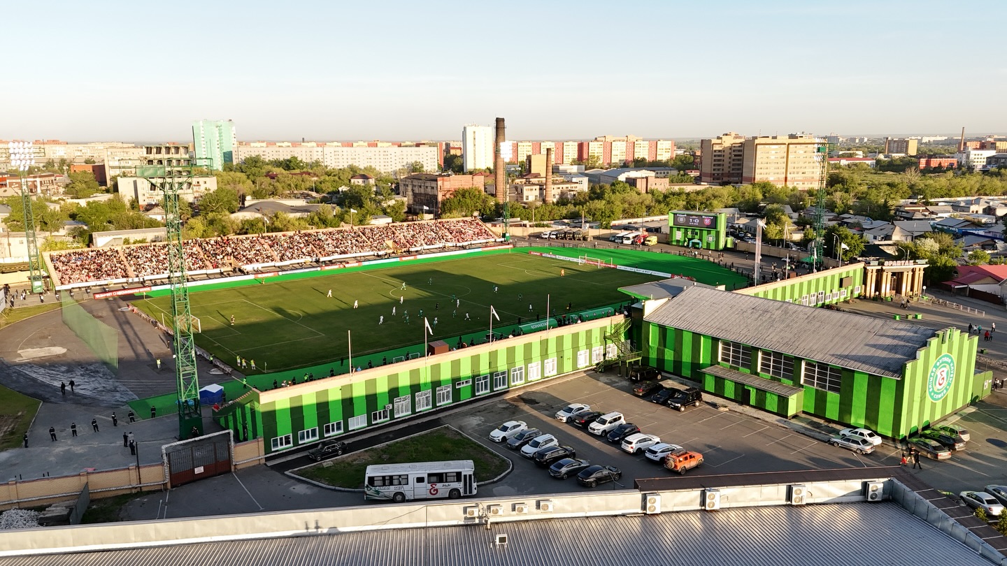 Бүгін Семей қаласының әкімі Әділет Қожанбаевтың төрағалығымен «Спартак» стадионын маусымға дайындау және UEFA Conference League матчтарын өткізу мәселесіне арналған жұмыс кеңесі өтті.
Талқылау жиынына әкімдік пен «Елімай» футбол клубының өкілдері әрі Абай облысы футбол федерациясы мен осы үдеріске тартылған мердігер ұйымдар.
Қазіргі таңда стадиондағы жұмыстар белсенді түрде жүргізілуде. Аталмыш іске ат салысушы азаматтар тұрақты байланыс пен іс-қимылдарды үйлестіруді жолға қойған, бұл туындаған мәселелерді жедел шешуге және белгіленген мерзімдерді сақтауға мүмкіндік береді.
«Елімай» футбол командасының үй және халықаралық матчтарын өткізу үшін стадионды дайындау негізгі басым міндеттердің бірі болып табылады және қала мен облыстың атқарушы органдарының ерекше бақылауында.
__________
Сегодня под председательством акима г. Семей Адлета Кожанбаева состоялось рабочее совещание, посвященное подготовке стадиона «Спартак» к сезону и проведению матчей Лиги Конференций.
В обсуждении приняли участие все ключевые стороны: представители акимата, ФК «Елимай», Федерация футбола области Абай, а также подрядные организаций, задействованные в данном процессе.
На сегодняшний день работа на стадионе находятся в активной фазе. Все участники процесса выстроили постоянную коммуникацию и координацию действий, что позволяет оперативно решать возникающие вопросы и соблюдать установленные сроки.
Подготовка стадиона к домашним и международным матчам ФК «Елимай» является одной из приоритетных задач и находится на особом контроле как городских, так и областных исполнительных органов.
@fc_elimai